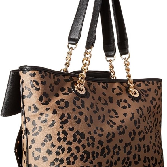 Closure type
Clamp
Outer material
Leather
Style
Tote Bag
Number of pockets
3 - Picture 2 of 9